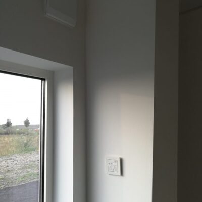 Varje kontorsrum får förmågan att styra sin egen ventilation och välja antingen kallventilation eller värmeåtervinning. 