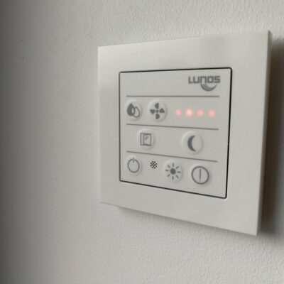 Närbild på styrpanelen LUNOS Smart Comfort