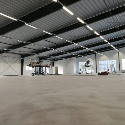 Bilhallen är stor och ljus